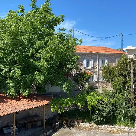 Lakis Barbajonn's Stone House アパート *