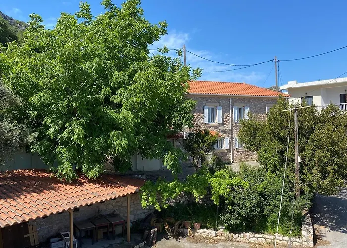 Lakis Barbajonn's Stone House アパート *